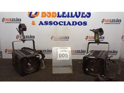 LOTE 005 - 02 REFLETORES DE PALCO. (NO ESTADO) ATENÇÃO! FAZER A VISITAÇÃO ANTES DE ARREMATAR, NÃO SABEMOS SE FUNCIONA, LEILÃO NÃO TEM GARANTIA E NEM DEVOLUÇÃO, SUJEITO A POSSÍVEIS AVARIAS VISÍVEIS/OCULTAS E/OU AUSÊNCIA DE COMPONENTES.