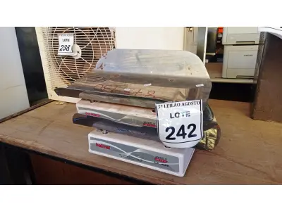 LOTE 242 - 02 BALANÇAS PEDIÁTRICA PESO MAX. 10/25KG. (NO ESTADO) ATENÇÃO! FAZER A VISITAÇÃO ANTES DE ARREMATAR, NÃO SABEMOS SE FUNCIONA, LEILÃO NÃO TEM GARANTIA E NEM DEVOLUÇÃO, SUJEITO A POSSÍVEIS AVARIAS VISÍVEIS/OCULTAS E/OU AUSÊNCIA DE COMPONENTES.