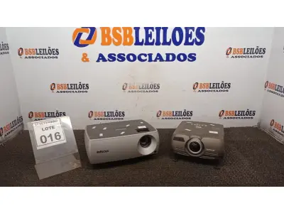 LOTE 016 - 02 PROJETORES MARCA INFOCUS. (NO ESTADO) ATENÇÃO! FAZER A VISITAÇÃO ANTES DE ARREMATAR, NÃO SABEMOS SE FUNCIONA, LEILÃO NÃO TEM GARANTIA E NEM DEVOLUÇÃO, SUJEITO A POSSÍVEIS AVARIAS VISÍVEIS/OCULTAS E/OU AUSÊNCIA DE COMPONENTES.