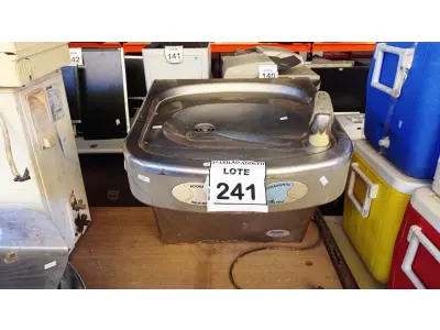 LOTE 241 - 01 BEBEDOURO DE PARE EM INOX MARCA IBBL. (NO ESTADO) ATENÇÃO! FAZER A VISITAÇÃO ANTES DE ARREMATAR, NÃO SABEMOS SE FUNCIONA, LEILÃO NÃO TEM GARANTIA E NEM DEVOLUÇÃO, SUJEITO A POSSÍVEIS AVARIAS VISÍVEIS/OCULTAS E/OU AUSÊNCIA DE COMPONENTES.