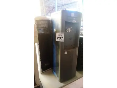 LOTE 237 - 03 BEBEDOUROS PARA GARRAFÃO. (NO ESTADO) ATENÇÃO! FAZER A VISITAÇÃO ANTES DE ARREMATAR, NÃO SABEMOS SE FUNCIONA, LEILÃO NÃO TEM GARANTIA E NEM DEVOLUÇÃO, SUJEITO A POSSÍVEIS AVARIAS VISÍVEIS/OCULTAS E/OU AUSÊNCIA DE COMPONENTES.