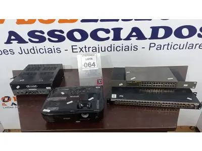 LOTE 064 - 01 PROJETOR, 02 SWITCHES E 01 MIXER AMPLIFICADOR. (NO ESTADO) ATENÇÃO! FAZER A VISITAÇÃO ANTES DE ARREMATAR, NÃO SABEMOS SE FUNCIONA, LEILÃO NÃO TEM GARANTIA E NEM DEVOLUÇÃO, SUJEITO A POSSÍVEIS AVARIAS VISÍVEIS/OCULTAS E/OU AUSÊNCIA DE COMPONENTES.
