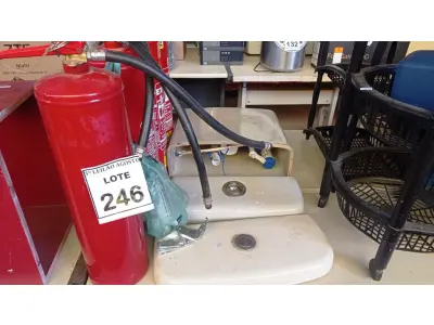 LOTE 246 - 03 EXTINTORES DE INCÊNDIO E 01 CAIXA ACOPLADA. (NO ESTADO) ATENÇÃO! FAZER A VISITAÇÃO ANTES DE ARREMATAR, NÃO SABEMOS SE FUNCIONA, LEILÃO NÃO TEM GARANTIA E NEM DEVOLUÇÃO, SUJEITO A POSSÍVEIS AVARIAS VISÍVEIS/OCULTAS E/OU AUSÊNCIA DE COMPONENTES.