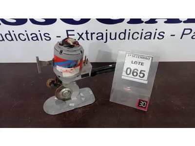 LOTE 065 - 01 MÁQUINA DE CORTAR TECIDO. (NO ESTADO) ATENÇÃO! FAZER A VISITAÇÃO ANTES DE ARREMATAR, NÃO SABEMOS SE FUNCIONA, LEILÃO NÃO TEM GARANTIA E NEM DEVOLUÇÃO, SUJEITO A POSSÍVEIS AVARIAS VISÍVEIS/OCULTAS E/OU AUSÊNCIA DE COMPONENTES.