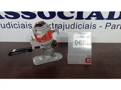 LOTE 065 - 01 MÁQUINA DE CORTAR TECIDO. (NO ESTADO) ATENÇÃO! FAZER A VISITAÇÃO ANTES DE ARREMATAR, NÃO SABEMOS SE FUNCIONA, LEILÃO NÃO TEM GARANTIA E NEM DEVOLUÇÃO, SUJEITO A POSSÍVEIS AVARIAS VISÍVEIS/OCULTAS E/OU AUSÊNCIA DE COMPONENTES.
