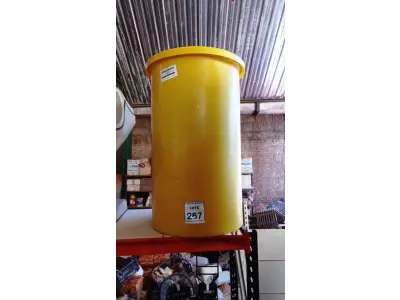 LOTE 267 - 01 LIXEIRA GRANDE REDONDA COM TAMPA. (NO ESTADO) ATENÇÃO! FAZER A VISITAÇÃO ANTES DE ARREMATAR, NÃO SABEMOS SE FUNCIONA, LEILÃO NÃO TEM GARANTIA E NEM DEVOLUÇÃO, SUJEITO A POSSÍVEIS AVARIAS VISÍVEIS/OCULTAS E/OU AUSÊNCIA DE COMPONENTES.