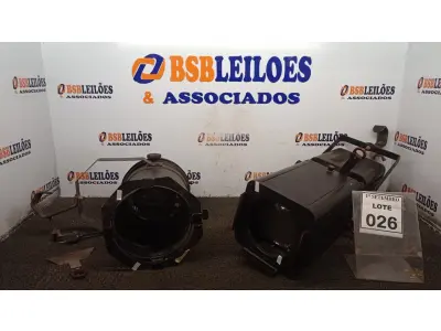 LOTE 026 - 02 REFLETORES PARA PALCO. (NO ESTADO) ATENÇÃO! FAZER A VISITAÇÃO ANTES DE ARREMATAR, NÃO SABEMOS SE FUNCIONA, LEILÃO NÃO TEM GARANTIA E NEM DEVOLUÇÃO, SUJEITO A POSSÍVEIS AVARIAS VISÍVEIS/OCULTAS E/OU AUSÊNCIA DE COMPONENTES.