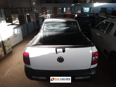 LOTE 405 - 01 VW SAVEIRO 1.6 CE FLEX, COR BRANCA ANO 2014. (NO ESTADO) ATENÇÃO! FAZER A VISITAÇÃO ANTES DE ARREMATAR, NÃO SABEMOS SE FUNCIONA, LEILÃO NÃO TEM GARANTIA E NEM DEVOLUÇÃO, SUJEITO A POSSÍVEIS AVARIAS VISÍVEIS/OCULTAS E/OU AUSÊNCIA DE COMPONENTES.