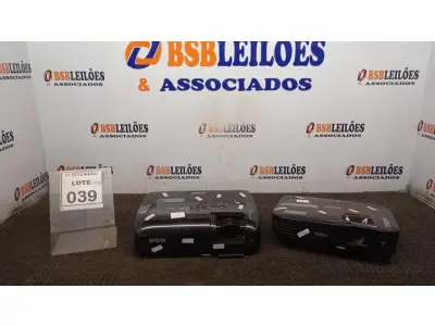 LOTE 039 - 02 PROJETORES MARCA EPSON. (NO ESTADO) ATENÇÃO! FAZER A VISITAÇÃO ANTES DE ARREMATAR, NÃO SABEMOS SE FUNCIONA, LEILÃO NÃO TEM GARANTIA E NEM DEVOLUÇÃO, SUJEITO A POSSÍVEIS AVARIAS VISÍVEIS/OCULTAS E/OU AUSÊNCIA DE COMPONENTES.