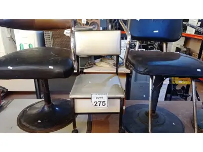 LOTE 275 - 02 CADEIRAS PARA CABELEREIRO E 01 BANCO DE MANICURE. (NO ESTADO) ATENÇÃO! FAZER A VISITAÇÃO ANTES DE ARREMATAR, NÃO SABEMOS SE FUNCIONA, LEILÃO NÃO TEM GARANTIA E NEM DEVOLUÇÃO, SUJEITO A POSSÍVEIS AVARIAS VISÍVEIS/OCULTAS E/OU AUSÊNCIA DE COMPONENTES.