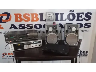 LOTE 055 - 02 TOCA-FITAS CASSETE, 01 APARELHO DE DVD E 02 CAIXAS DE SOM. (NO ESTADO) ATENÇÃO! FAZER A VISITAÇÃO ANTES DE ARREMATAR, NÃO SABEMOS SE FUNCIONA, LEILÃO NÃO TEM GARANTIA E NEM DEVOLUÇÃO, SUJEITO A POSSÍVEIS AVARIAS VISÍVEIS/OCULTAS E/OU AUSÊNCIA DE COMPONENTES.