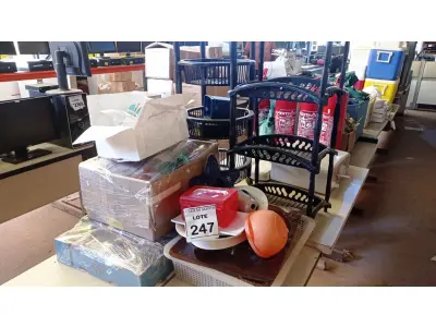 LOTE 247 - 02 FRUTEIRAS, 01 LOTE COM GRANDE QUANTIDADE DE TAÇAS DE PLÁSTICO E ITENS DE COZINHA DIVERSOS. (NO ESTADO) ATENÇÃO! FAZER A VISITAÇÃO ANTES DE ARREMATAR, NÃO SABEMOS SE FUNCIONA, LEILÃO NÃO TEM GARANTIA E NEM DEVOLUÇÃO, SUJEITO A POSSÍVEIS AVARIAS VISÍVEIS/OCULTAS E/OU AUSÊNCIA DE COMPONENTES.