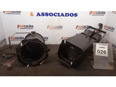 LOTE 026 - 02 REFLETORES PARA PALCO. (NO ESTADO) ATENÇÃO! FAZER A VISITAÇÃO ANTES DE ARREMATAR, NÃO SABEMOS SE FUNCIONA, LEILÃO NÃO TEM GARANTIA E NEM DEVOLUÇÃO, SUJEITO A POSSÍVEIS AVARIAS VISÍVEIS/OCULTAS E/OU AUSÊNCIA DE COMPONENTES.