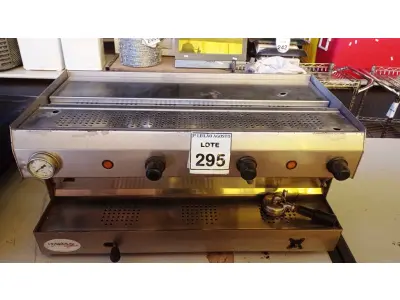 LOTE 295 - 01 MÁQUINA DE CAFÉ EXPRESSO INDUSTRIAL. (NO ESTADO) ATENÇÃO! FAZER A VISITAÇÃO ANTES DE ARREMATAR, NÃO SABEMOS SE FUNCIONA. LEILÃO NÃO TEM GARANTIA E NEM DEVOLUÇÃO, SUJEITO A POSSÍVEIS AVARIAS VISÍVEIS/OCULTAS E/OU AUSÊNCIA DE COMPONENTES.