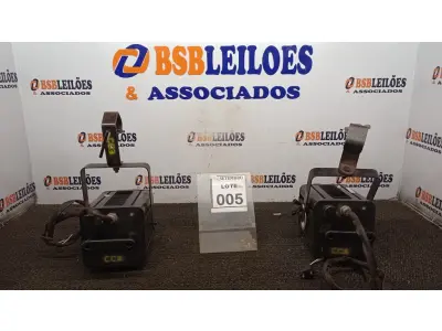 LOTE 005 - 02 REFLETORES DE PALCO. (NO ESTADO) ATENÇÃO! FAZER A VISITAÇÃO ANTES DE ARREMATAR, NÃO SABEMOS SE FUNCIONA, LEILÃO NÃO TEM GARANTIA E NEM DEVOLUÇÃO, SUJEITO A POSSÍVEIS AVARIAS VISÍVEIS/OCULTAS E/OU AUSÊNCIA DE COMPONENTES.