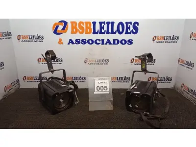 LOTE 005 - 02 REFLETORES DE PALCO. (NO ESTADO) ATENÇÃO! FAZER A VISITAÇÃO ANTES DE ARREMATAR, NÃO SABEMOS SE FUNCIONA, LEILÃO NÃO TEM GARANTIA E NEM DEVOLUÇÃO, SUJEITO A POSSÍVEIS AVARIAS VISÍVEIS/OCULTAS E/OU AUSÊNCIA DE COMPONENTES.