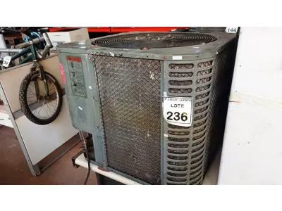 LOTE 236 - 01 CONDENSADORA MARCA KOMECO. (NO ESTADO) ATENÇÃO! FAZER A VISITAÇÃO ANTES DE ARREMATAR, NÃO SABEMOS SE FUNCIONA, LEILÃO NÃO TEM GARANTIA E NEM DEVOLUÇÃO, SUJEITO A POSSÍVEIS AVARIAS VISÍVEIS/OCULTAS E/OU AUSÊNCIA DE COMPONENTES.