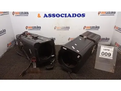 LOTE 009 - 02 REFLETORES PARA PALCO. (NO ESTADO) ATENÇÃO! FAZER A VISITAÇÃO ANTES DE ARREMATAR, NÃO SABEMOS SE FUNCIONA, LEILÃO NÃO TEM GARANTIA E NEM DEVOLUÇÃO, SUJEITO A POSSÍVEIS AVARIAS VISÍVEIS/OCULTAS E/OU AUSÊNCIA DE COMPONENTES.