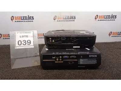 LOTE 039 - 02 PROJETORES MARCA EPSON. (NO ESTADO) ATENÇÃO! FAZER A VISITAÇÃO ANTES DE ARREMATAR, NÃO SABEMOS SE FUNCIONA, LEILÃO NÃO TEM GARANTIA E NEM DEVOLUÇÃO, SUJEITO A POSSÍVEIS AVARIAS VISÍVEIS/OCULTAS E/OU AUSÊNCIA DE COMPONENTES.