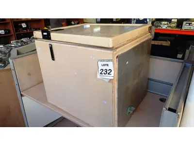 LOTE 232 - 01 CAIXA TÉRMICA. (NO ESTADO) ATENÇÃO! FAZER A VISITAÇÃO ANTES DE ARREMATAR, NÃO SABEMOS SE FUNCIONA, LEILÃO NÃO TEM GARANTIA E NEM DEVOLUÇÃO, SUJEITO A POSSÍVEIS AVARIAS VISÍVEIS/OCULTAS E/OU AUSÊNCIA DE COMPONENTES.