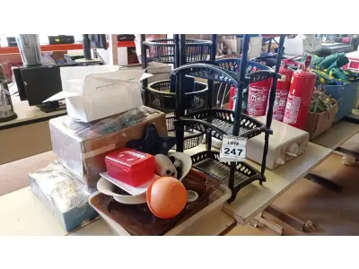 LOTE 247 - 02 FRUTEIRAS, 01 LOTE COM GRANDE QUANTIDADE DE TAÇAS DE PLÁSTICO E ITENS DE COZINHA DIVERSOS. (NO ESTADO) ATENÇÃO! FAZER A VISITAÇÃO ANTES DE ARREMATAR, NÃO SABEMOS SE FUNCIONA, LEILÃO NÃO TEM GARANTIA E NEM DEVOLUÇÃO, SUJEITO A POSSÍVEIS AVARIAS VISÍVEIS/OCULTAS E/OU AUSÊNCIA DE COMPONENTES.