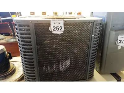 LOTE 252 - 01 CONDENSADORA MARCA KOMECO. (NO ESTADO) ATENÇÃO! FAZER A VISITAÇÃO ANTES DE ARREMATAR, NÃO SABEMOS SE FUNCIONA, LEILÃO NÃO TEM GARANTIA E NEM DEVOLUÇÃO, SUJEITO A POSSÍVEIS AVARIAS VISÍVEIS/OCULTAS E/OU AUSÊNCIA DE COMPONENTES.