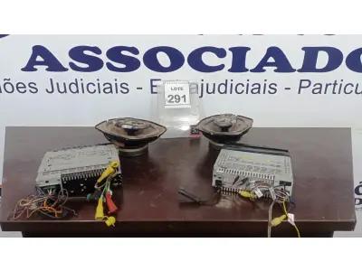 LOTE 291 - 02 APARELHOS DE SOM AUTOMOTIVO E 02 ALTO-FALANTES. (NO ESTADO) ATENÇÃO! FAZER A VISITAÇÃO ANTES DE ARREMATAR, NÃO SABEMOS SE FUNCIONA, LEILÃO NÃO TEM GARANTIA E NEM DEVOLUÇÃO, SUJEITO A POSSÍVEIS AVARIAS VISÍVEIS/OCULTAS E/OU AUSÊNCIA DE COMPONENTES.