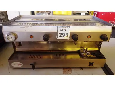 LOTE 295 - 01 MÁQUINA DE CAFÉ EXPRESSO INDUSTRIAL. (NO ESTADO) ATENÇÃO! FAZER A VISITAÇÃO ANTES DE ARREMATAR, NÃO SABEMOS SE FUNCIONA. LEILÃO NÃO TEM GARANTIA E NEM DEVOLUÇÃO, SUJEITO A POSSÍVEIS AVARIAS VISÍVEIS/OCULTAS E/OU AUSÊNCIA DE COMPONENTES.