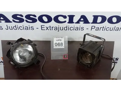 LOTE 068 - 02 REFLETORES DE PALCO. (NO ESTADO) ATENÇÃO! FAZER A VISITAÇÃO ANTES DE ARREMATAR, NÃO SABEMOS SE FUNCIONA, LEILÃO NÃO TEM GARANTIA E NEM DEVOLUÇÃO, SUJEITO A POSSÍVEIS AVARIAS VISÍVEIS/OCULTAS E/OU AUSÊNCIA DE COMPONENTES.