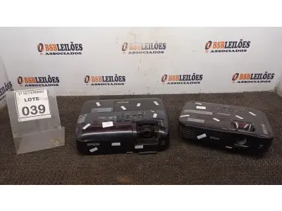 LOTE 039 - 02 PROJETORES MARCA EPSON. (NO ESTADO) ATENÇÃO! FAZER A VISITAÇÃO ANTES DE ARREMATAR, NÃO SABEMOS SE FUNCIONA, LEILÃO NÃO TEM GARANTIA E NEM DEVOLUÇÃO, SUJEITO A POSSÍVEIS AVARIAS VISÍVEIS/OCULTAS E/OU AUSÊNCIA DE COMPONENTES.