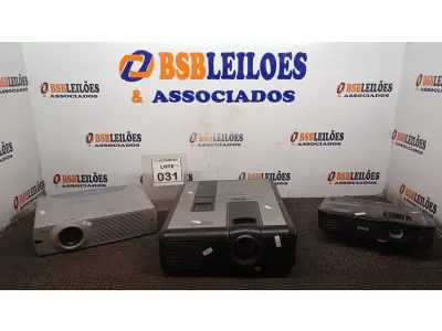 LOTE 031 - 03 PROJETORES MARCAS E MODELOS DIVERSOS. (NO ESTADO) ATENÇÃO! FAZER A VISITAÇÃO ANTES DE ARREMATAR, NÃO SABEMOS SE FUNCIONA, LEILÃO NÃO TEM GARANTIA E NEM DEVOLUÇÃO, SUJEITO A POSSÍVEIS AVARIAS VISÍVEIS/OCULTAS E/OU AUSÊNCIA DE COMPONENTES.