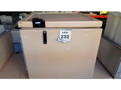 LOTE 232 - 01 CAIXA TÉRMICA. (NO ESTADO) ATENÇÃO! FAZER A VISITAÇÃO ANTES DE ARREMATAR, NÃO SABEMOS SE FUNCIONA, LEILÃO NÃO TEM GARANTIA E NEM DEVOLUÇÃO, SUJEITO A POSSÍVEIS AVARIAS VISÍVEIS/OCULTAS E/OU AUSÊNCIA DE COMPONENTES.