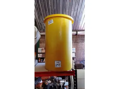 LOTE 267 - 01 LIXEIRA GRANDE REDONDA COM TAMPA. (NO ESTADO) ATENÇÃO! FAZER A VISITAÇÃO ANTES DE ARREMATAR, NÃO SABEMOS SE FUNCIONA, LEILÃO NÃO TEM GARANTIA E NEM DEVOLUÇÃO, SUJEITO A POSSÍVEIS AVARIAS VISÍVEIS/OCULTAS E/OU AUSÊNCIA DE COMPONENTES.