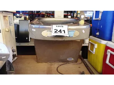 LOTE 241 - 01 BEBEDOURO DE PARE EM INOX MARCA IBBL. (NO ESTADO) ATENÇÃO! FAZER A VISITAÇÃO ANTES DE ARREMATAR, NÃO SABEMOS SE FUNCIONA, LEILÃO NÃO TEM GARANTIA E NEM DEVOLUÇÃO, SUJEITO A POSSÍVEIS AVARIAS VISÍVEIS/OCULTAS E/OU AUSÊNCIA DE COMPONENTES.