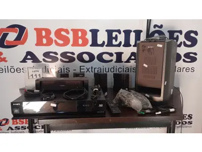 LOTE 111 - 01 BLU RAY DISC COM 05 CAIXAS, CABOS E CONTROLE MARCA SONY. (NO ESTADO) ATENÇÃO! FAZER A VISITAÇÃO ANTES DE ARREMATAR, NÃO SABEMOS SE FUNCIONA, LEILÃO NÃO TEM GARANTIA E NEM DEVOLUÇÃO, SUJEITO A POSSÍVEIS AVARIAS VISÍVEIS/OCULTAS E/OU AUSÊNCIA DE COMPONENTES.