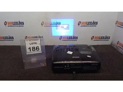 LOTE 186 - 01 PROJETOR MARCA EPSON. (NO ESTADO) ATENÇÃO! FAZER A VISITAÇÃO ANTES DE ARREMATAR, NÃO SABEMOS SE FUNCIONA, LEILÃO NÃO TEM GARANTIA E NEM DEVOLUÇÃO, SUJEITO A POSSÍVEIS AVARIAS VISÍVEIS/OCULTAS E/OU AUSÊNCIA DE COMPONENTES