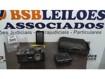 LOTE 305 - 01 PROJETOR MARCA BENQ, 01 MINI PC E 01 TABLET MARCA CCE. (NO ESTADO) ATENÇÃO! FAZER A VISITAÇÃO ANTES DE ARREMATAR, NÃO SABEMOS SE FUNCIONA, LEILÃO NÃO TEM GARANTIA E NEM DEVOLUÇÃO, SUJEITO A POSSÍVEIS AVARIAS VISÍVEIS/OCULTAS E/OU AUSÊNCIA DE COMPONENTES.