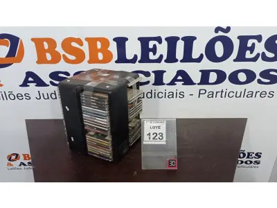 LOTE 123 - 01 PORTA CD COM GRANDE QUANTIDADE DE CDS DIVERSOS. (NO ESTADO) ATENÇÃO! FAZER A VISITAÇÃO ANTES DE ARREMATAR, NÃO SABEMOS SE FUNCIONA, LEILÃO NÃO TEM GARANTIA E NEM DEVOLUÇÃO, SUJEITO A POSSÍVEIS AVARIAS VISÍVEIS/OCULTAS E/OU AUSÊNCIA DE COMPONENTES.