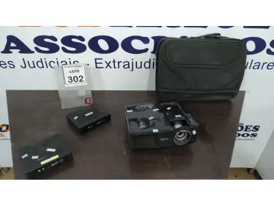 LOTE 302 - 01 PROJETOR MARCA BENQ, 02 MINIS PC MARCA INIT E 01 MALETA. (NO ESTADO) ATENÇÃO! FAZER A VISITAÇÃO ANTES DE ARREMATAR, NÃO SABEMOS SE FUNCIONA, LEILÃO NÃO TEM GARANTIA E NEM DEVOLUÇÃO, SUJEITO A POSSÍVEIS AVARIAS VISÍVEIS/OCULTAS E/OU AUSÊNCIA DE COMPONENTES.