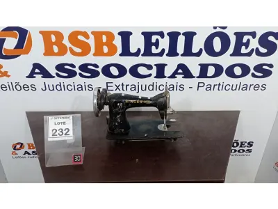 LOTE 232 - 01 MÁQUINA DE COSTURA MARCA SINGER. (NO ESTADO) ATENÇÃO! FAZER A VISITAÇÃO ANTES DE ARREMATAR, NÃO SABEMOS SE FUNCIONA, LEILÃO NÃO TEM GARANTIA E NEM DEVOLUÇÃO, SUJEITO A POSSÍVEIS AVARIAS VISÍVEIS/OCULTAS E/OU AUSÊNCIA DE COMPONENTES
