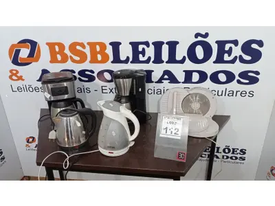 LOTE 112 - 02 CAFETEIRAS, 02 GARRAFAS TÉRMICAS, 02 SANDUICHEIRAS E 01 FATIADOR DE FRIOS. (NO ESTADO) ATENÇÃO! FAZER A VISITAÇÃO ANTES DE ARREMATAR, NÃO SABEMOS SE FUNCIONA, LEILÃO NÃO TEM GARANTIA E NEM DEVOLUÇÃO, SUJEITO A POSSÍVEIS AVARIAS VISÍVEIS/OCULTAS E/OU AUSÊNCIA DE COMPONENTES.