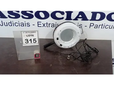 LOTE 315 - 01 LUMINÁRIA COM LUPA. (NO ESTADO) ATENÇÃO! FAZER A VISITAÇÃO ANTES DE ARREMATAR, NÃO SABEMOS SE FUNCIONA, LEILÃO NÃO TEM GARANTIA E NEM DEVOLUÇÃO, SUJEITO A POSSÍVEIS AVARIAS VISÍVEIS/OCULTAS E/OU AUSÊNCIA DE COMPONENTES.