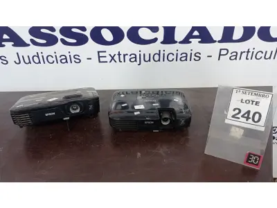 LOTE 240 - 02 PROJETORES MARCA EPSON. (NO ESTADO) ATENÇÃO! FAZER A VISITAÇÃO ANTES DE ARREMATAR, NÃO SABEMOS SE FUNCIONA, LEILÃO NÃO TEM GARANTIA E NEM DEVOLUÇÃO, SUJEITO A POSSÍVEIS AVARIAS VISÍVEIS/OCULTAS E/OU AUSÊNCIA DE COMPONENTES