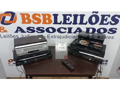 LOTE 125 - 06 APARELHOS DE DVD, 03 BLU RAY E 01 VÍDEO CASSETE DE MARCAS E MODELOS DIVERSOS. (NO ESTADO) ATENÇÃO! FAZER A VISITAÇÃO ANTES DE ARREMATAR, NÃO SABEMOS SE FUNCIONA, LEILÃO NÃO TEM GARANTIA E NEM DEVOLUÇÃO, SUJEITO A POSSÍVEIS AVARIAS VISÍVEIS/OCULTAS E/OU AUSÊNCIA DE COMPONENTES.