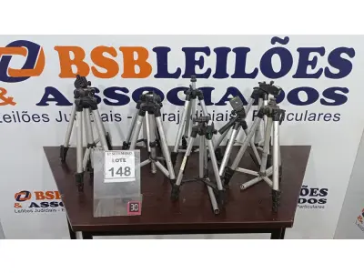 LOTE 148 - 09 TRIPÉS PARA CÂMERAS. (NO ESTADO) ATENÇÃO! FAZER A VISITAÇÃO ANTES DE ARREMATAR, NÃO SABEMOS SE FUNCIONA, LEILÃO NÃO TEM GARANTIA E NEM DEVOLUÇÃO, SUJEITO A POSSÍVEIS AVARIAS VISÍVEIS/OCULTAS E/OU AUSÊNCIA DE COMPONENTES.