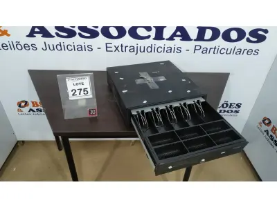 LOTE 275 - 01 GAVETA DE DINHEIRO. (NO ESTADO) ATENÇÃO! FAZER A VISITAÇÃO ANTES DE ARREMATAR, NÃO SABEMOS SE FUNCIONA, LEILÃO NÃO TEM GARANTIA E NEM DEVOLUÇÃO, SUJEITO A POSSÍVEIS AVARIAS VISÍVEIS/OCULTAS E/OU AUSÊNCIA DE COMPONENTES.