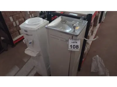 LOTE 108 - 02 BEBEDOUROS SENDO 01 PARA GARRAFÃO. (NO ESTADO) ATENÇÃO! FAZER A VISITAÇÃO ANTES DE ARREMATAR, NÃO SABEMOS SE FUNCIONA, LEILÃO NÃO TEM GARANTIA E NEM DEVOLUÇÃO, SUJEITO A POSSÍVEIS AVARIAS VISÍVEIS/OCULTAS E/OU AUSÊNCIA DE COMPONENTES.