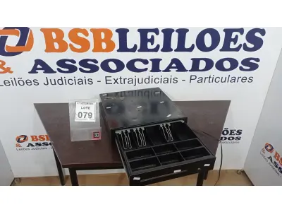 LOTE 079 - 01 GAVETA DE DINHEIRO. (NO ESTADO) ATENÇÃO! FAZER A VISITAÇÃO ANTES DE ARREMATAR, NÃO SABEMOS SE FUNCIONA, LEILÃO NÃO TEM GARANTIA E NEM DEVOLUÇÃO, SUJEITO A POSSÍVEIS AVARIAS VISÍVEIS/OCULTAS E/OU AUSÊNCIA DE COMPONENTES.
