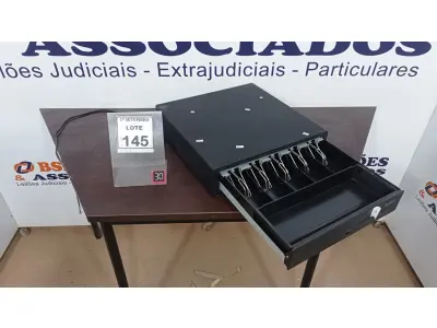 LOTE 145 - 01 GAVETA DE DINHEIRO. (NO ESTADO) ATENÇÃO! FAZER A VISITAÇÃO ANTES DE ARREMATAR, NÃO SABEMOS SE FUNCIONA, LEILÃO NÃO TEM GARANTIA E NEM DEVOLUÇÃO, SUJEITO A POSSÍVEIS AVARIAS VISÍVEIS/OCULTAS E/OU AUSÊNCIA DE COMPONENTES.