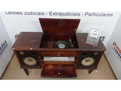 LOTE 156 - 01 VITROLA ANTIGA STÉREO FUNCIONAL, VINIL AMPLIFICADOR, CAIXAS EMBUTIDAS MARCA PHILIPS. (NO ESTADO) ATENÇÃO! FAZER A VISITAÇÃO ANTES DE ARREMATAR, NÃO SABEMOS SE FUNCIONA, LEILÃO NÃO TEM GARANTIA E NEM DEVOLUÇÃO, SUJEITO A POSSÍVEIS AVARIAS VISÍVEIS/OCULTAS E/OU AUSÊNCIA DE COMPONENTES.